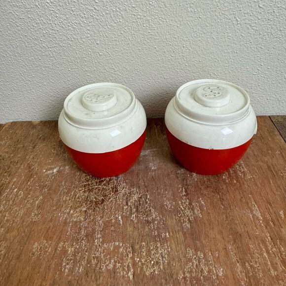 Vintage Red White Admiration Pot Salt and Pepper Shakers Plastic Made in USA - Picture 3 of 8